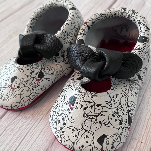 Freshly Picked Disney 101 Dalmatians Knotted Bow Leather Girls Shoes Sz 7 / 10 - Picture 2 of 13